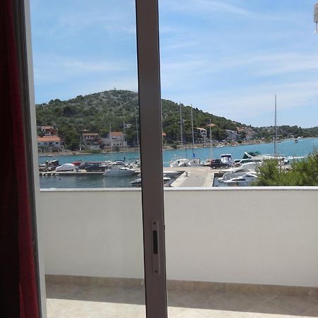 Gina Bed & Breakfast Tisno Rum bild