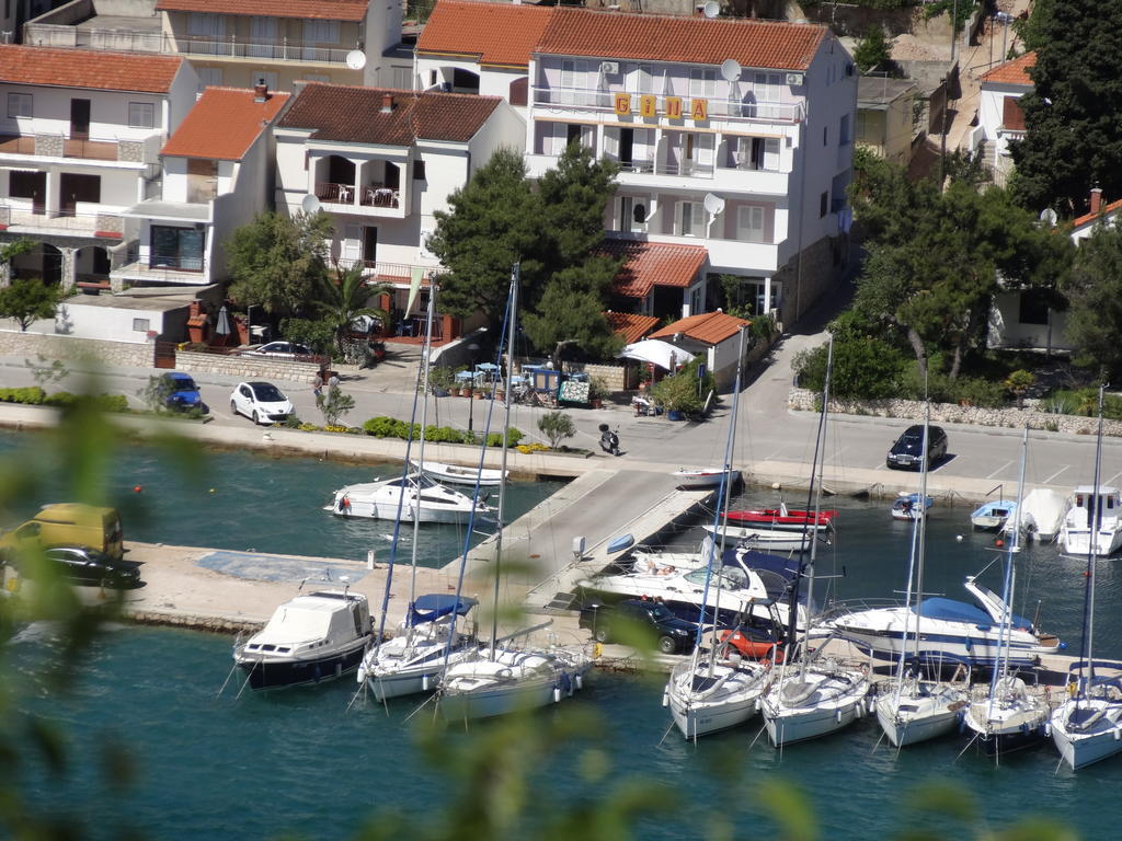 Gina Bed & Breakfast Tisno Rum bild