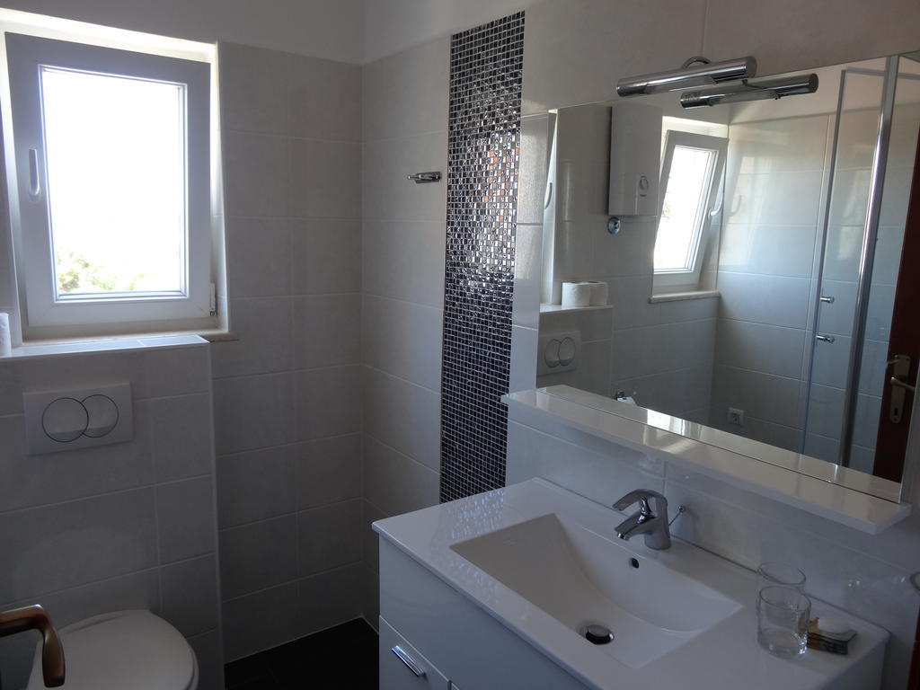 Gina Bed & Breakfast Tisno Rum bild