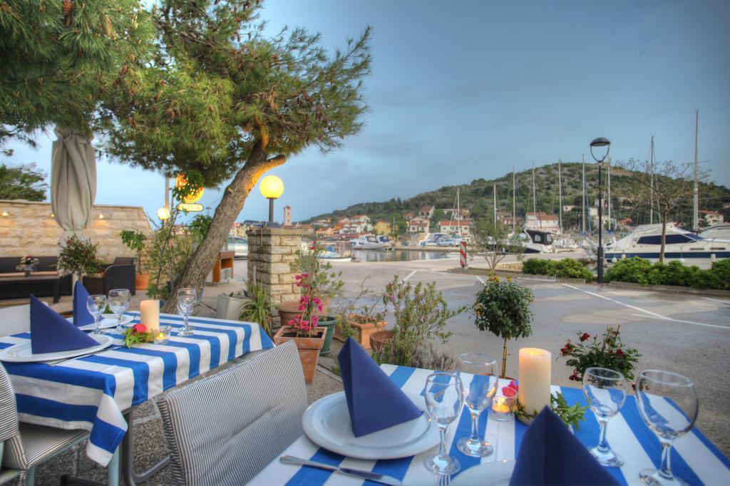 Gina Bed & Breakfast Tisno Rum bild