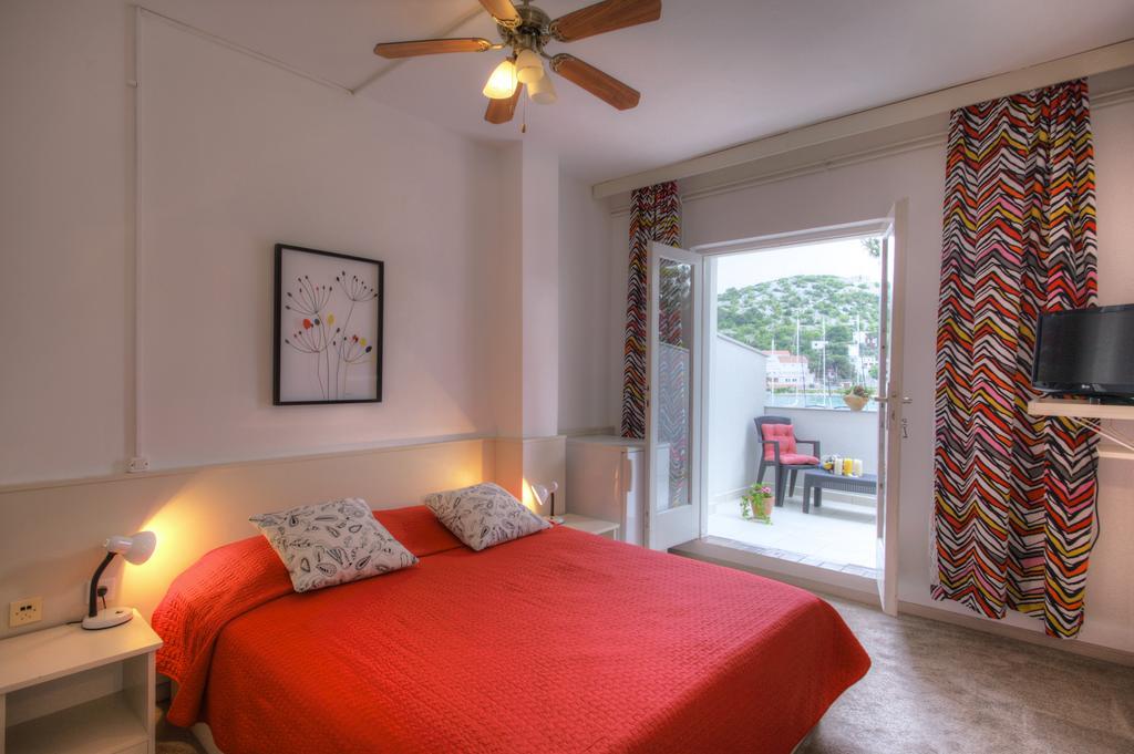 Gina Bed & Breakfast Tisno Rum bild