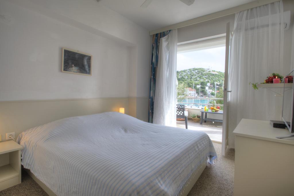 Gina Bed & Breakfast Tisno Rum bild