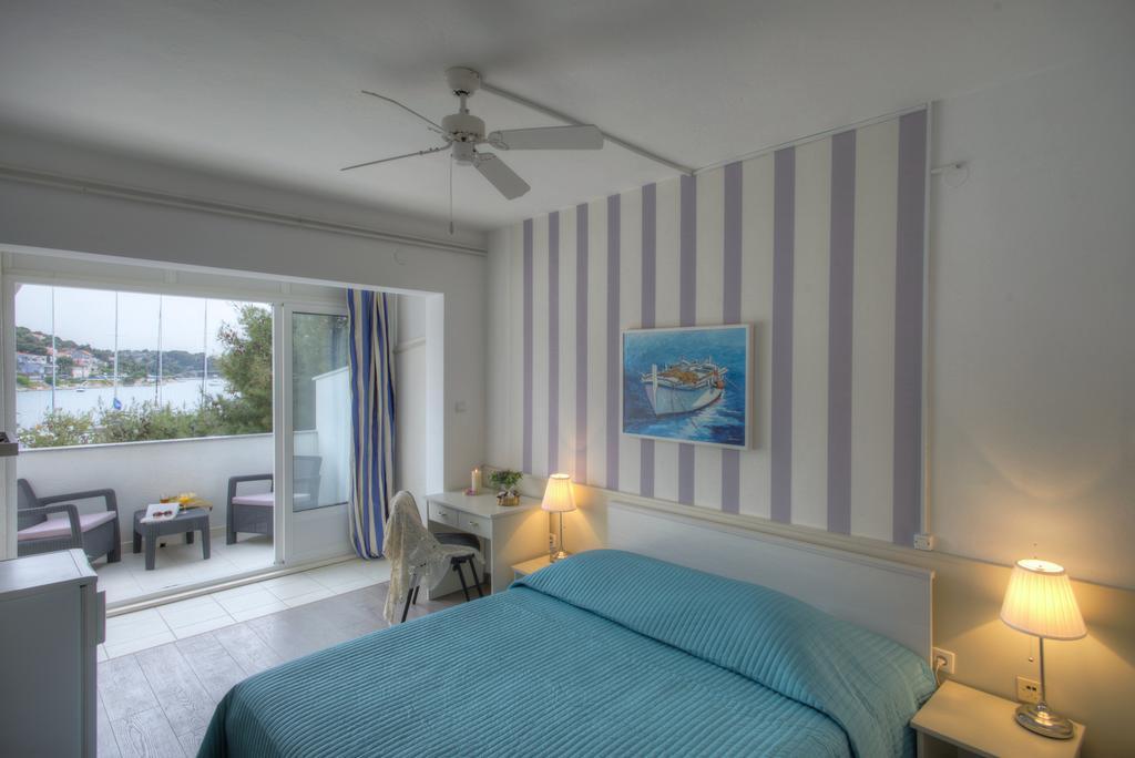 Gina Bed & Breakfast Tisno Rum bild