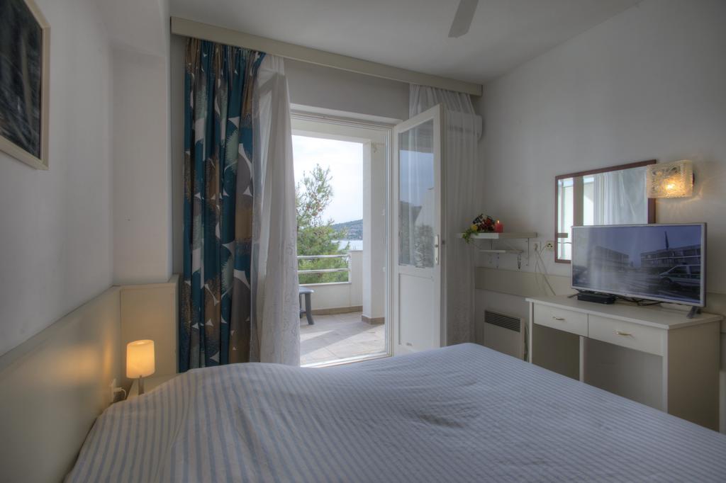 Gina Bed & Breakfast Tisno Rum bild