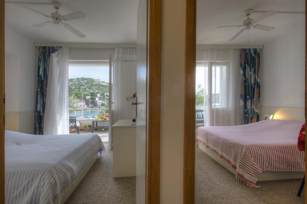 Gina Bed & Breakfast Tisno Rum bild